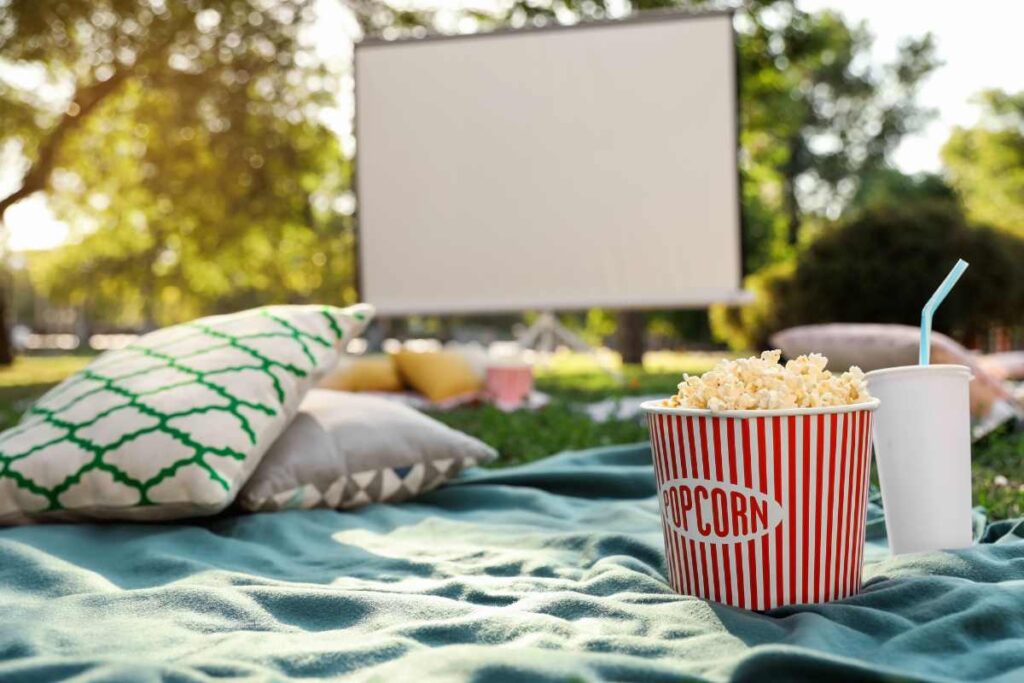 Trasforma il tuo giardino in un cinema: i proiettori top da comprare su Amazon