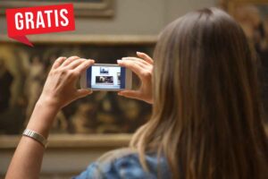 Donna scatta una foto in un museo