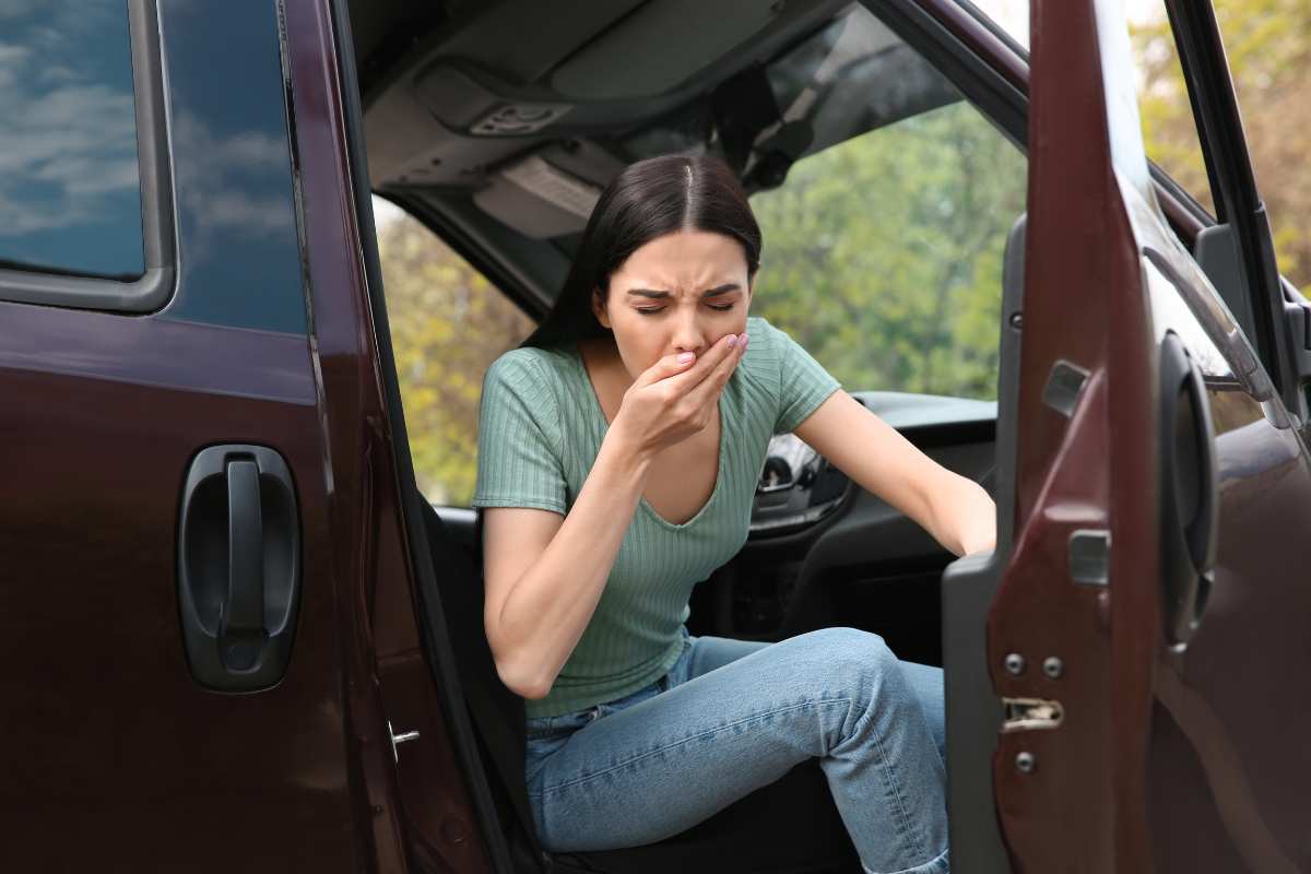 Donna soffre di mal d'auto