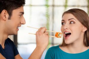 Donna mangia il sushi