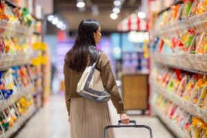donna tra i corridoi del supermercato