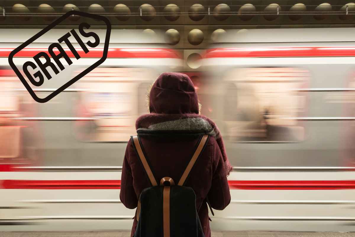 Donna attende il treno
