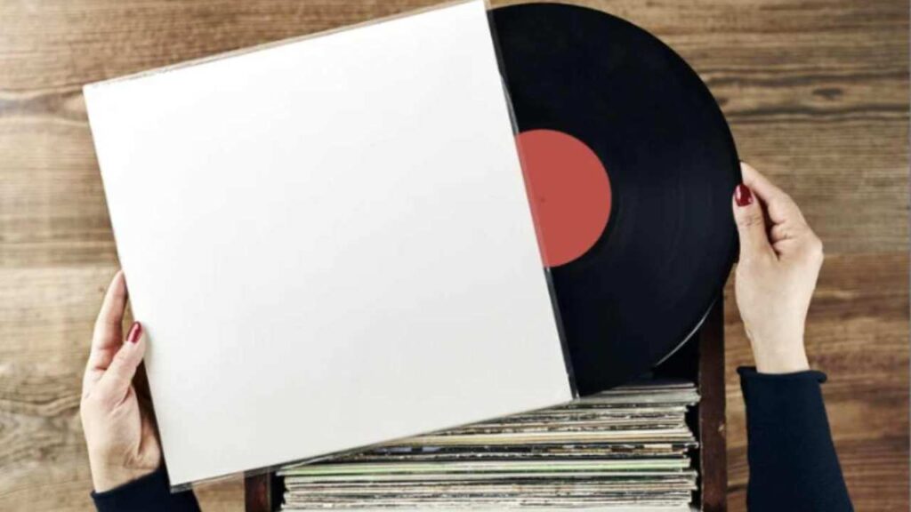 Questa tendenza non riguarda solo la passione per il suono caldo e autentico che il vinile offre, ma anche il valore storico e culturale di un patrimonio