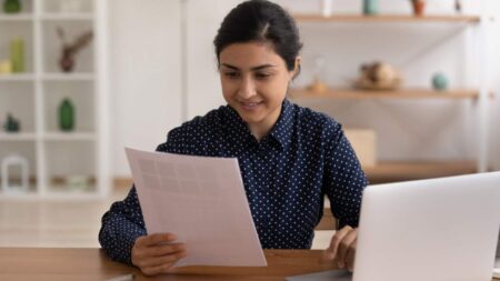 Donna legge documento