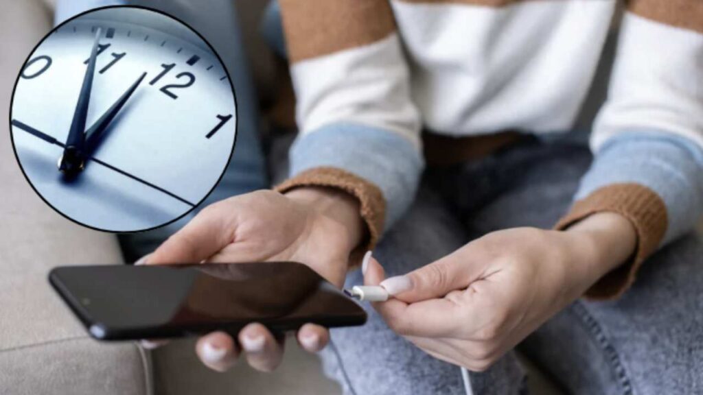 Se ricarichi il telefono a quest’ora del giorno spendi il doppio in bolletta (ma nessuno lo sa) Caricare uno smartphone la notte è una pratica diffusa, ma quanti si chiedono realmente quanto consuma un cellulare e quali sono i rischi associati