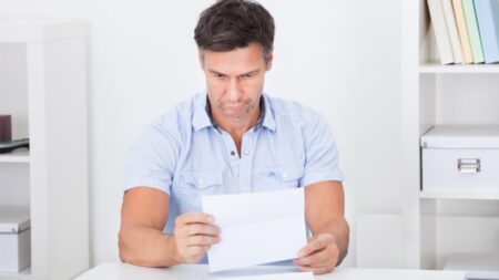 Uomo legge documento