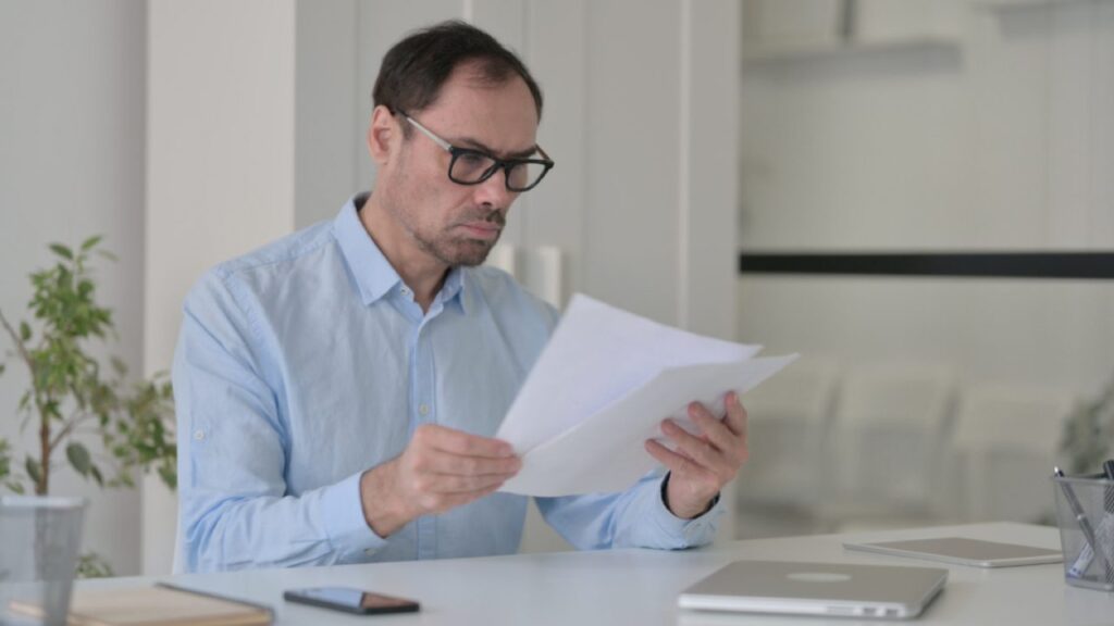 Uomo legge documento