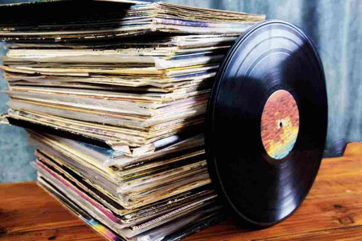 Nato a Genova nel 1940, Fabrizio De André è considerato uno dei più grandi cantautori italiani, noto per le sue canzoni che raccontano storie di emarginati,