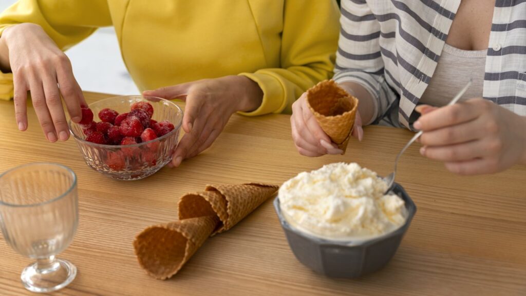 Gelati, sorbetti e frozen yogurt senza uscire di casa: i modelli che potrebbero cambiarti l’estate amiche che condividono un gelato