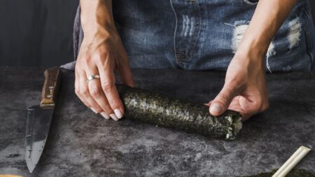 Giornata Mondiale del Sushi: i kit e gli accessori da avere per prepararlo in casa (quasi come al ristorante) donna che prepara sushi