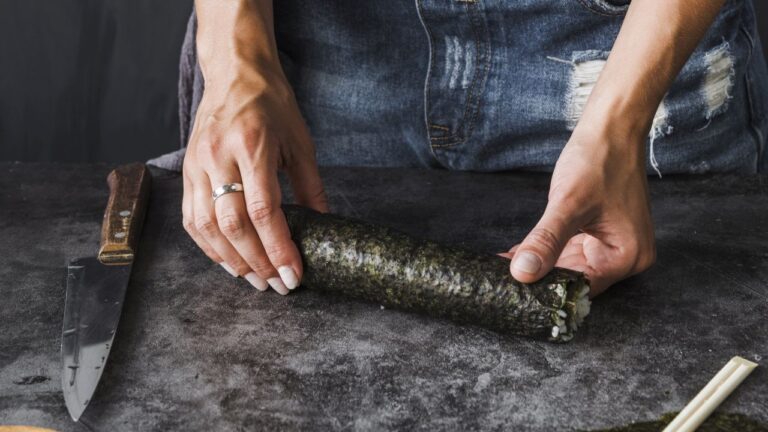 donna che prepara sushi
