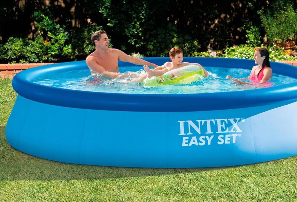Le migliori piscine da esterno per adulti: fresco e risparmio sotto i 100 euro Una piscina gonfiabile per tutta la famiglia