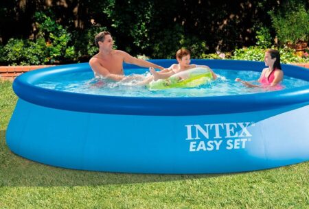 Le migliori piscine da esterno per adulti: fresco e risparmio sotto i 100 euro Una piscina gonfiabile per tutta la famiglia