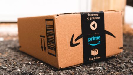 Prime Day 2026, le offerte che potrebbero salvare le giornate più roventi dell’estate (da stanotte) una scatola Amazon