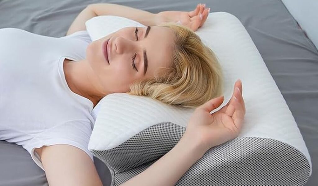 Questo cuscino ergonomico in memory foam è in sconto: più comfort per il collo a un prezzo più basso Donna che dorme su cuscino ergonomico in memory foam