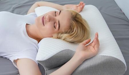 Questo cuscino ergonomico in memory foam è in sconto: più comfort per il collo a un prezzo più basso Donna che dorme su cuscino ergonomico in memory foam