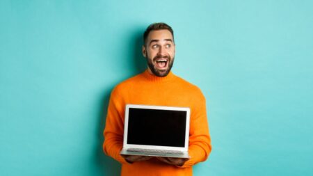 Uomo sorridente con PC