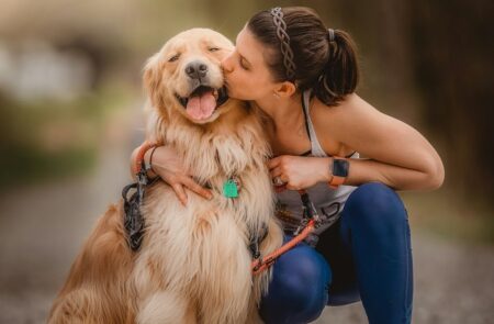 donna bacia il suo cane